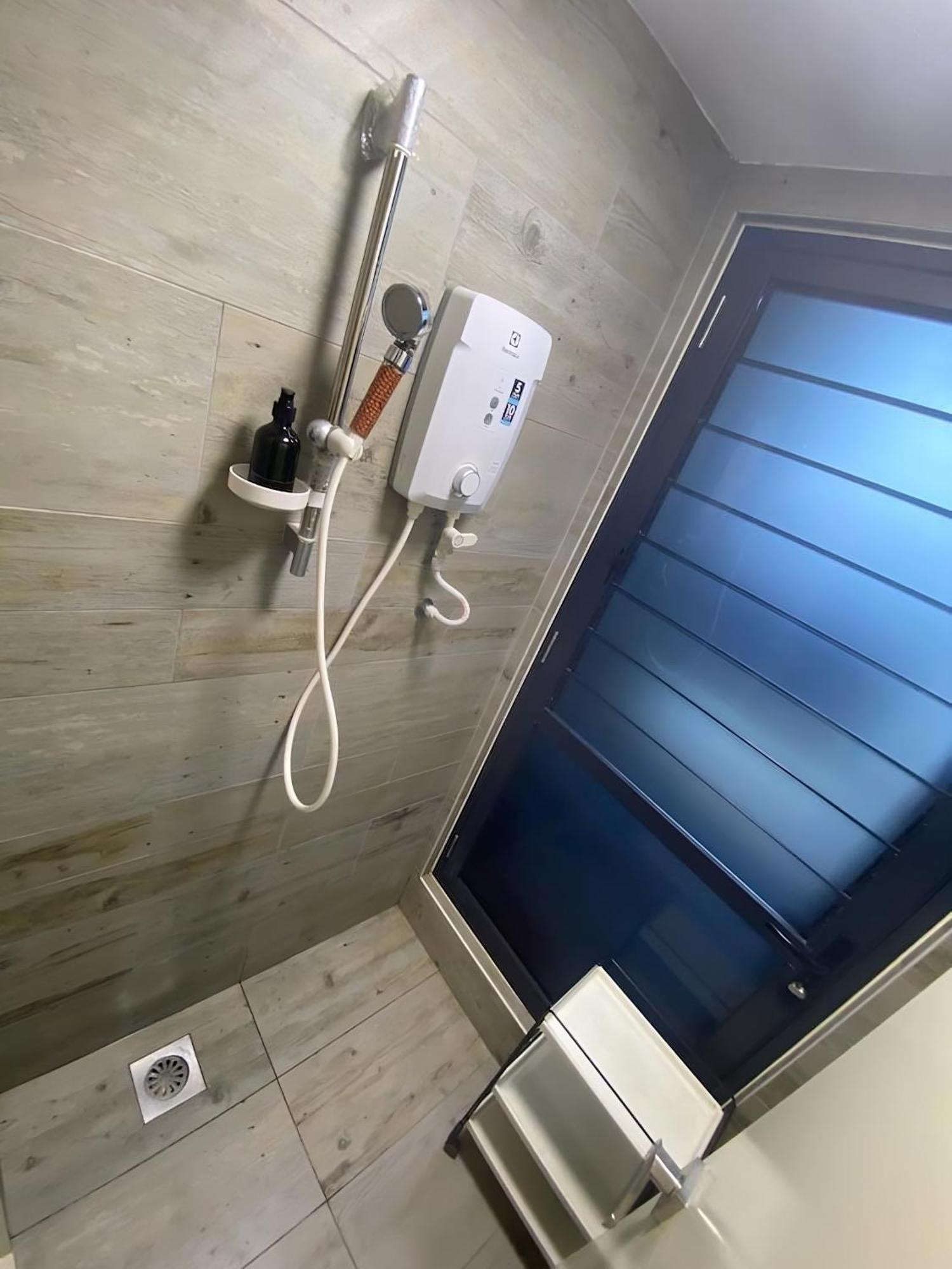 Arte Mont Kiara Aparthotel Kuala Lumpur Exterior foto A shower in a Japanese home