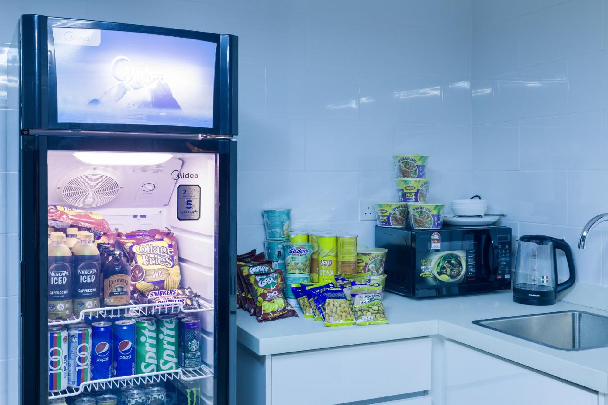 Arte Mont Kiara Aparthotel Kuala Lumpur Exterior foto A vending machine in a Japanese office