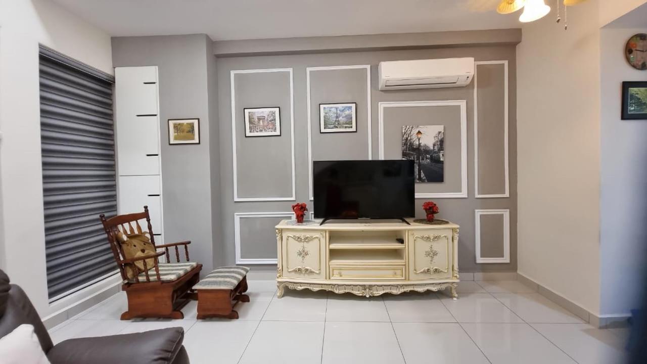 Arte Mont Kiara Aparthotel Kuala Lumpur Exterior foto A living room with a television set